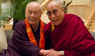 ༸གོང་ས་མཆོག་ཉི་ཧོང་དུ་ཞབས་སོར་འཁོད། ༸གོང་ས་མཆོག་ཉི་ཧོང་དུ་ཞབས་སོར་འཁོད།