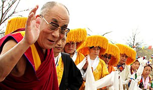 ༸གོང་ས་མཆོག་མི་ནི་སོ་ཊར་ཞབས་སོར་འཁོད། ༸གོང་ས་མཆོག་མི་ནི་སོ་ཊར་ཞབས་སོར་འཁོད།