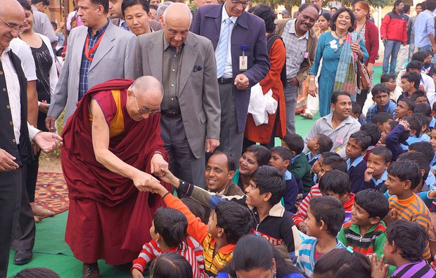 ཁྱིམ་ཚང་མེད་པའི་ཕྲུ་གུའི་སློབ་གྲྭ་ཞིག་ཏུ་ཆིབས་བསྒྱུར། ཁྱིམ་ཚང་མེད་པའི་ཕྲུ་གུའི་སློབ་གྲྭ་ཞིག་ཏུ་ཆིབས་བསྒྱུར།