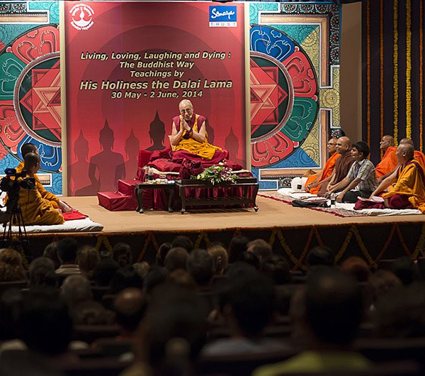༸གོང་ས་མཆོག་ནས་རྒྱ་གར་གྲོང་ཁྱེར་མུམ་བྷཡི་ནང་གསུང་ཆོས་སྩོལ་བཞིན་པ། ༸གོང་ས་མཆོག་ནས་རྒྱ་གར་གྲོང་ཁྱེར་མུམ་བྷཡི་ནང་གསུང་ཆོས་སྩོལ་བཞིན་པ།