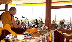 ཟངས་དཀར་དུ་ཆིབས་བསྒྱུར། ཟངས་དཀར་དུ་ཆིབས་བསྒྱུར།