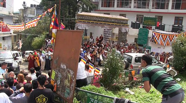 ༸གོང་ས་མཆོག་བཞུགས་སྒར་དུ་ཞབས་སོར་བདེ་བར་འཁོད་གནང་ཡོད་པ། ༸གོང་ས་མཆོག་བཞུགས་སྒར་དུ་ཞབས་སོར་བདེ་བར་འཁོད་གནང་ཡོད་པ།