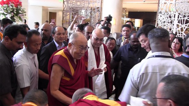 ༧གོང་ས་མཆོག་གྷོ་ཝ་ནས་བྷེང་ལོར་གྲོང་ཁྱེར་ལ་༧ཞབ་སསོར་བདེ་བར་འཁོད་གནང་མཛད་པ། ༧གོང་ས་མཆོག་གྷོ་ཝ་ནས་བྷེང་ལོར་གྲོང་ཁྱེར་ལ་༧ཞབ་སསོར་བདེ་བར་འཁོད་གནང་མཛད་པ།
