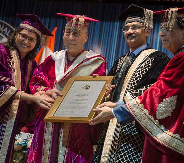 ༸གོང་ས་མཆོག་ནས་རྒྱ་གར་གྱི་གྲོང་ཁྱེར་ཁག་ཅིག་གི་ནང་གི་མཛད་འཕྲིན་ལེགས་གྲུབ། ༸གོང་ས་མཆོག་ནས་རྒྱ་གར་གྱི་གྲོང་ཁྱེར་ཁག་ཅིག་གི་ནང་གི་མཛད་འཕྲིན་ལེགས་གྲུབ།