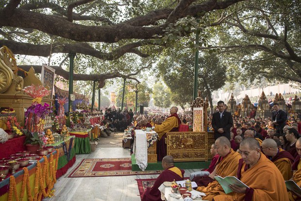 སྔ་འགྱུར་རྙིང་མའི་སྨོན་ལམ་ཉིན་དང་པོའི་ཚོགས་མགོན་དུ་༸གོང་ས་མཆོག་༸ཞབས་སོར་འཁོད་པ། སྔ་འགྱུར་རྙིང་མའི་སྨོན་ལམ་ཉིན་དང་པོའི་ཚོགས་མགོན་དུ་༸གོང་ས་མཆོག་༸ཞབས་སོར་འཁོད་པ།