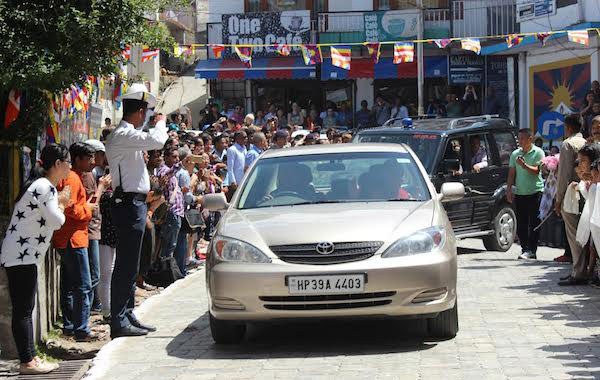 ༸གོང་ས་མཆོག་བཞུགས་སྒར་ཕོ་བྲང་དུ་ཞབས་སོར་བདེ་བར་འཁོད་གནང་མཛད་པ། ༸གོང་ས་མཆོག་བཞུགས་སྒར་ཕོ་བྲང་དུ་ཞབས་སོར་བདེ་བར་འཁོད་གནང་མཛད་པ།
