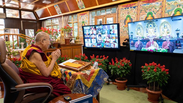 ཐའེ་ཝན་གྱི་དད་ལྡན་ཆོས་ཞུ་བར་རྟེན་འབྲེལ་བསྟོད་པའི་གསུང་ཆོས་སྩལ་བ།