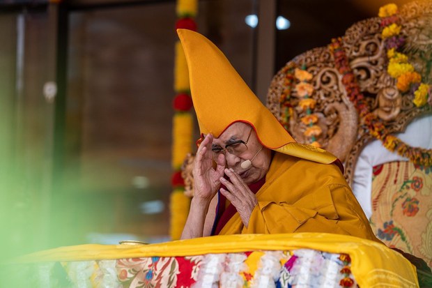 དད་ལྡན་མང་ཚོགས་ལ་སྤྱན་རས་གཟིགས་ཀྱི་བཀའ་དབང་བཀྲིན་ཆེ་གནང་མཛད་པ།