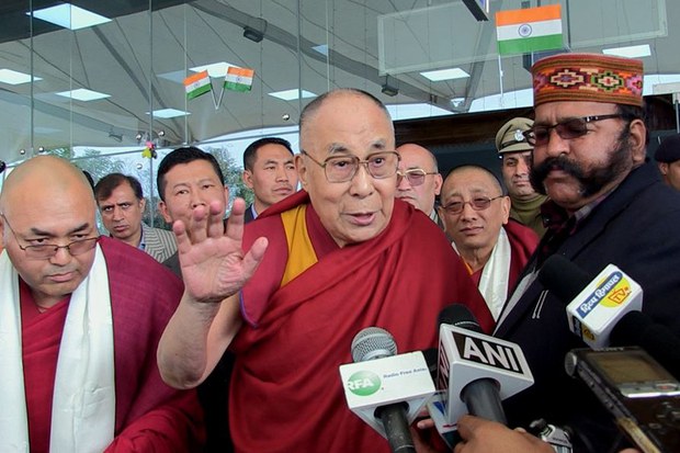 ༸གོང་ས་མཆོག་བཞུགས་སྒར་དུ་༸ཞབས་སོར་བདེ་བར་འཁོད་གནང་མཛད་པ། ༸གོང་ས་མཆོག་བཞུགས་སྒར་དུ་༸ཞབས་སོར་བདེ་བར་འཁོད་གནང་མཛད་པ།