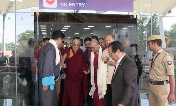 ༧གོང་ས་མཆོག་བཞུགས་སྒར་དུ་༧ཞབས་སོར་བདེ་བར་འཁོད་པ། ༧གོང་ས་མཆོག་བཞུགས་སྒར་དུ་༧ཞབས་སོར་བདེ་བར་འཁོད་པ།