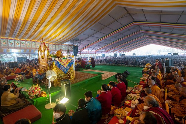 རྡོ་རྗེ་གདན་ཆོས་འབྲེལ་སྐབས་ཧི་མ་ལ་ཡའི་རི་བརྒྱུད་ཁུལ་གྱི་དད་ལྡན་པ་སྟོང་ཚོ་མང་པོ་ཆེད་བཅར་ཞུས་འདུག