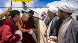 ༸གོང་ས་མཆོག་དཀར་དཀྱིལ་ནང་ཞབས་སོར་འཁོད་པ།