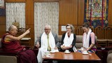 ཕྱི་རྒྱལ་གྲོས་ཚོགས་འཐུས་མི་ཁག་གཅིག་ལ་མཇལ་ཁ།