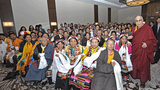 བོད་མི་༣༠༠ལྷག་ལ་མཇལ་ཁ་དང་བཀའ་སློབ།