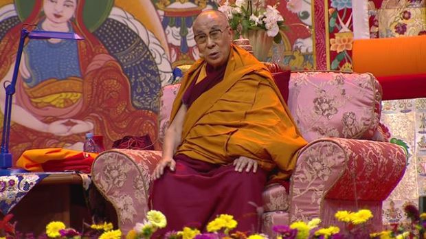 དད་ལྡན་མང་ཚོགས་ལ་དགེ་བསྙེན་གྱི་སྡོམ་པ་བསྩལ་བ།