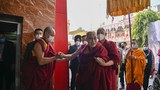 ༧གོང་ས་སྐྱབས་མགོན་ཆེན་པོ་མཆོག་གནས་མཆོག་རྡོ་རྗེ་གདན་དུ་ཞབས་སོར་བདེ་བར་འཁོད་གནང་ཡོད་པ།
