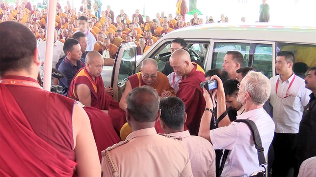༧གོང་ས་མཆོག་དགའ་ལྡན་རྣམ་པར་རྒྱལ་བའི་གླིང་དུ་ཞབས་སོར་འཁོད་གནང་བ། ༧གོང་ས་མཆོག་དགའ་ལྡན་རྣམ་པར་རྒྱལ་བའི་གླིང་དུ་ཞབས་སོར་འཁོད་གནང་བ།