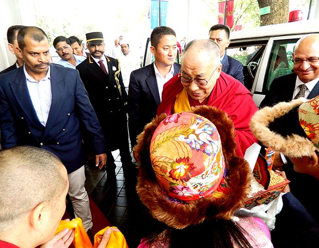 ༸གོང་ས་མཆོག་རྒྱ་གར་ལྷོ་ཕྱོགས་སྦེང་ལོར་གྲོང་ཁྱེར་དུ་ཞབས་སོར་འཁོད་པ། ༸གོང་ས་མཆོག་རྒྱ་གར་ལྷོ་ཕྱོགས་སྦེང་ལོར་གྲོང་ཁྱེར་དུ་ཞབས་སོར་འཁོད་པ།