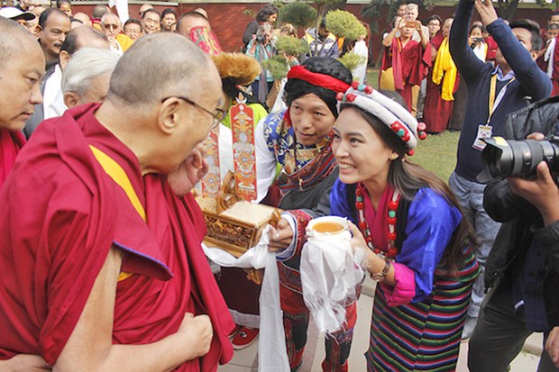 ༧གོང་ས་མཆོག་ཝཱ་ར་ཎཱ་སི་རུ་ཞབས་སོར་བདེ་བར་འཁོད་གནང་མཛད་ཡོད་པ། ༧གོང་ས་མཆོག་ཝཱ་ར་ཎཱ་སི་རུ་ཞབས་སོར་བདེ་བར་འཁོད་གནང་མཛད་ཡོད་པ།