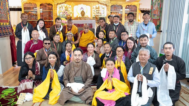 ༸གོང་ས་༸སྐྱབས་མགོན་ཆེན་པོ་མཆོག་གིས་ལ་དྭགས་ཀྱི་སཱི་ཤེས་ཡོན་སློབ་གསོའི་ཚོགས་ཆེན་གྱི་ཚོགས་བཅར་བར་མཇལ་ཁ་དང་བཀའ་སློབ་བསྩལ་བ། ༸གོང་ས་༸སྐྱབས་མགོན་ཆེན་པོ་མཆོག་གིས་ལ་དྭགས་ཀྱི་སཱི་ཤེས་ཡོན་སློབ་གསོའི་ཚོགས་ཆེན་གྱི་ཚོགས་བཅར་བར་མཇལ་ཁ་དང་བཀའ་སློབ་བསྩལ་བ།