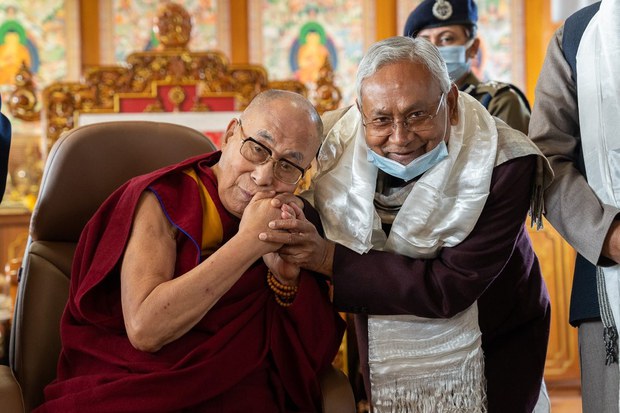 ༧གོང་ས་༸སྐྱབས་མགོན་ཆེན་པོ་མཆོག་གིས་རྒྱ་གར་བྷི་ཧར་མངའ་སྡེའི་སྤྱི་ཁྱབ་བློན་ཆེན་མཆོག་ལ་དམིགས་བསལ་གཟིམ་ཆུང་མཇལ་ཁ་བསྩལ་བ། ༧གོང་ས་༸སྐྱབས་མགོན་ཆེན་པོ་མཆོག་གིས་རྒྱ་གར་བྷི་ཧར་མངའ་སྡེའི་སྤྱི་ཁྱབ་བློན་ཆེན་མཆོག་ལ་དམིགས་བསལ་གཟིམ་ཆུང་མཇལ་ཁ་བསྩལ་བ།