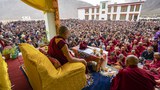 ༧གོང་ས་མཆོག་ནས་ལ་དྭགས་ཟངས་དཀར་དུ་མི་དམངས་ལ་གསུང་ཆོས་དང་བཀའ་སློབ་བསྩལ་བ།