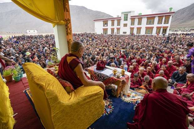 ༧གོང་ས་མཆོག་ནས་ལ་དྭགས་ཟངས་དཀར་དུ་མི་དམངས་ལ་གསུང་ཆོས་དང་བཀའ་སློབ་བསྩལ་བ། ༧གོང་ས་མཆོག་ནས་ལ་དྭགས་ཟངས་དཀར་དུ་མི་དམངས་ལ་གསུང་ཆོས་དང་བཀའ་སློབ་བསྩལ་བ།
