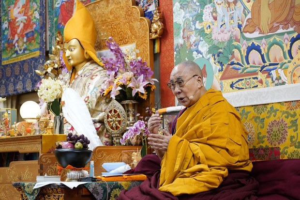 བཞུགས་སྒར་དུ་༧གོང་ས་མཆོག་ནས་དབུ་མ་རིན་ཆེན་ཕྲེང་བའི་གསུང་ཆོས་བསྩལ་གནང་མཛད་རྒྱུ།