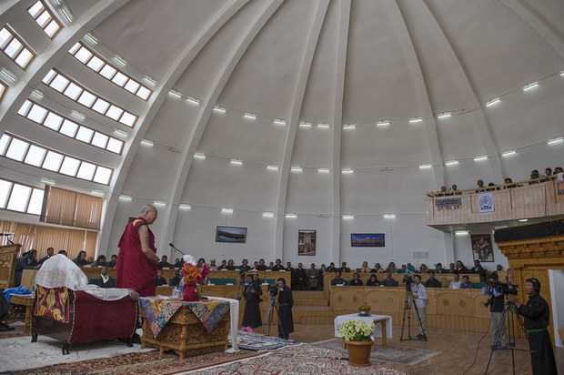 ༧གོང་ས་མཆོག་གིས་ལ་དྭགས་རི་ལྗོངས་ཡར་རྒྱས་ལྷན་ཚོགས་སུ་བཀའ་སློབ་གནང་བཞིན་པ། ༢༠༡༤།༧།༡༥