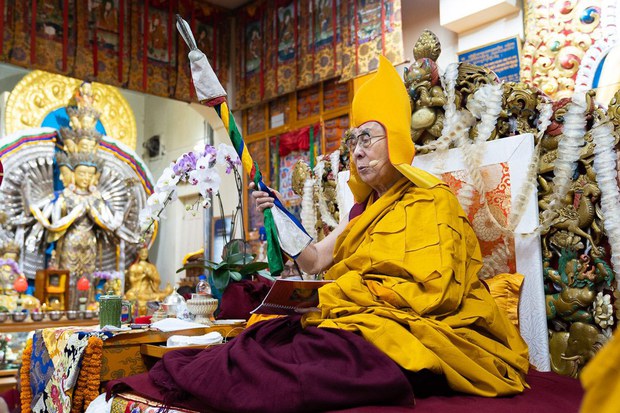 བོད་མིའི་ལྷག་བསམ་ལ་བསྔགས་བརྗོད་དང་སེམས་ཞུམ་མི་རུང་བ།