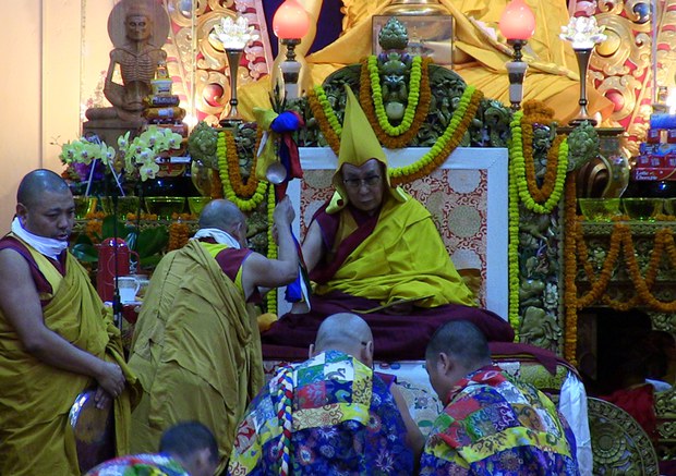 ༸གོང་ས་མཆོག་ལ་བརྟན་བཞུགས་བསྟར་འབུལ།