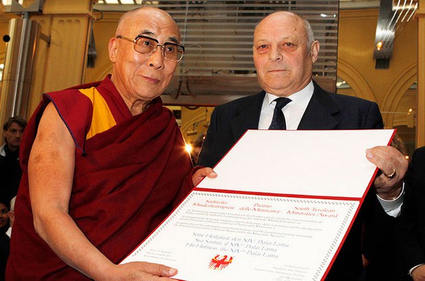 ༸གོང་ས་མཆོག་ལ་གྲངས་ཉུང་མི་རིགས་ཀྱི་རྟགས་འབུལ་ལམ་ཞུས་ཡོད་པ། ༸གོང་ས་མཆོག་ལ་གྲངས་ཉུང་མི་རིགས་ཀྱི་རྟགས་འབུལ་ལམ་ཞུས་ཡོད་པ།