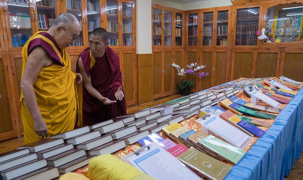 བཙན་བྱོལ་ནང་གི་སྐུ་བཅར་རྣམ་རྒྱལ་གྲ་ཚང་གི་སློབ་གཉེར། བཙན་བྱོལ་ནང་གི་སྐུ་བཅར་རྣམ་རྒྱལ་གྲ་ཚང་གི་སློབ་གཉེར།