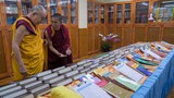 བཙན་བྱོལ་ནང་གི་སྐུ་བཅར་རྣམ་རྒྱལ་གྲ་ཚང་གི་སློབ་གཉེར།