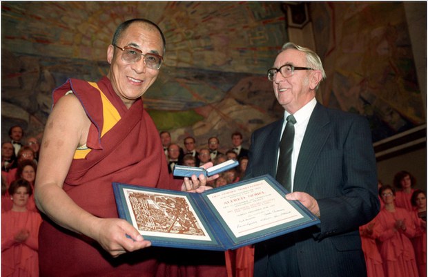 ༸གོང་ས་མཆོག་ལ་ནོ་སྦེལ་ཞི་བདེའི་གཟེངས་རྟགས་འབུལ་བཞེས་སྐབས་ཀྱི་གནས་སྟངས།