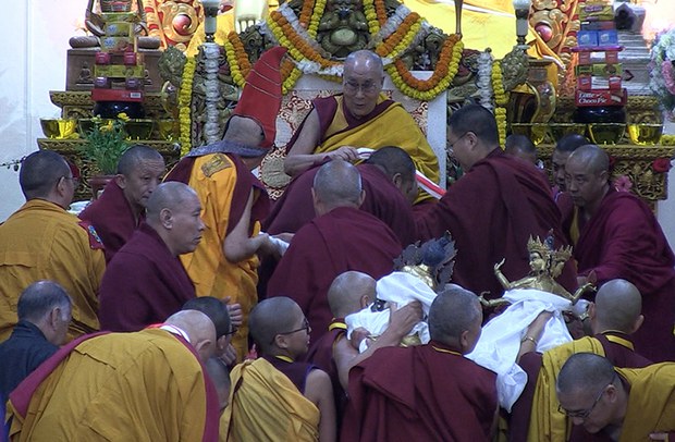 རིས་མེད་བཙུན་དགོན་ཁག་གིས་༧གོང་ས་༧སྐྱབས་མགོན་ཆེན་པོ་མཆོག་ལ་བརྟན་བཞུགས་བསྟར་འབུལ་ཞུས་ཡོད་པ། རིས་མེད་བཙུན་དགོན་ཁག་གིས་༧གོང་ས་༧སྐྱབས་མགོན་ཆེན་པོ་མཆོག་ལ་བརྟན་བཞུགས་བསྟར་འབུལ་ཞུས་ཡོད་པ།