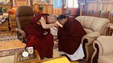 དཔལ་ས་སྐྱ་ཁྲི་ཆེན་མཆོག་དང་༧གོང་ས་མཆོག་གི་མཇལ་འཕྲད།