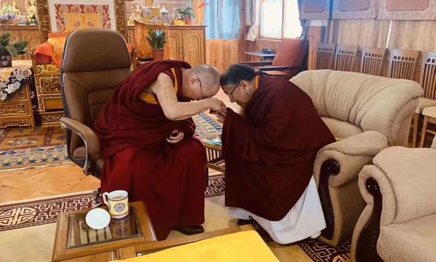 དཔལ་ས་སྐྱ་ཁྲི་ཆེན་མཆོག་དང་༧གོང་ས་མཆོག་གི་མཇལ་འཕྲད། དཔལ་ས་སྐྱ་ཁྲི་ཆེན་མཆོག་དང་༧གོང་ས་མཆོག་གི་མཇལ་འཕྲད།