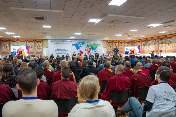 རང་ཉིད་སྲུང་སྐྱོབ་བྱ་རྒྱུའི་ཐབས་ལམ་ཡག་ཤོས་ལྷད་མེད་ཀྱི་བྱམས་བརྩེ་ཡིན།