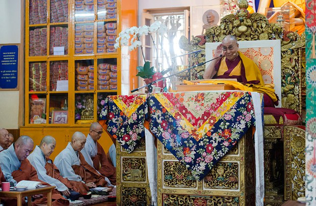 ༸གོང་ས་མཆོག་ནས་ལྷོ་ཀོ་རི་ཡའི་དད་ལྡན་ཆོས་ཞུ་བ་རྣམས་ལ་བཀའ་ཆོས་དབུ་འཛུགས། ༸གོང་ས་མཆོག་ནས་ལྷོ་ཀོ་རི་ཡའི་དད་ལྡན་ཆོས་ཞུ་བ་རྣམས་ལ་བཀའ་ཆོས་དབུ་འཛུགས།