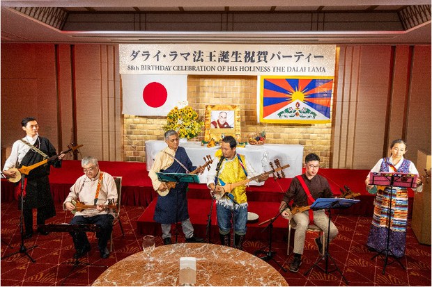 ༧གོང་ས་མཆོག་གི་སྐུའི་འཁྲུངས་སྐར་དུས་ཆེན་འཛམ་གླིང་ཁྱོན་ཡོངས་ནང་རྣམ་པ་འདྲ་མིན་ངང་སྲུང་བརྩི་ཞུས་པ།