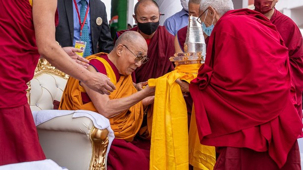 ༧གོང་ས་མཆོག་ལ་དཔལ་རྔམ་གཟེངས་རྟགས་ཕུལ་ནས་ཆེ་བསྟོད་ཞུས་པ།