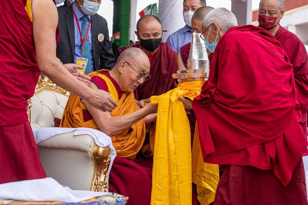 ༧གོང་ས་མཆོག་ལ་དཔལ་རྔམ་གཟེངས་རྟགས་ཕུལ་ནས་ཆེ་བསྟོད་ཞུས་པ།