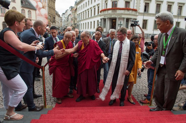 ཇར་མན་བེསི་སྦ་ལྡན་གྲོང་ཁྱེར་སྤྱི་ཁབ་ནས་ཚད་མཐོའི་ཕེབས་བསུ་ཞུས་ཡོད་པ། ཇར་མན་བེསི་སྦ་ལྡན་གྲོང་ཁྱེར་སྤྱི་ཁབ་ནས་ཚད་མཐོའི་ཕེབས་བསུ་ཞུས་ཡོད་པ།