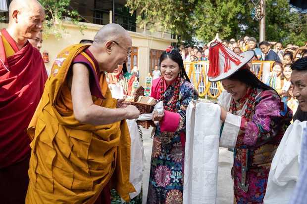 ཚོགས་པ་ལྔའི་སྐུ་ཚབ་ནས་༧གོང་ས་མཆོག་ལ་བརྟན་བཞུགས་བསྟར་འབུལ་ཞུས་ཡོད་པ། ཚོགས་པ་ལྔའི་སྐུ་ཚབ་ནས་༧གོང་ས་མཆོག་ལ་བརྟན་བཞུགས་བསྟར་འབུལ་ཞུས་ཡོད་པ།