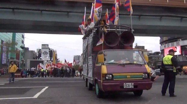 གསུམ་བཅུའི་དུས་དྲན་སྐབས་ཝེ་ཝན་ལ་བོད་དོན་རྔམ་སྟོན་སྐད་འབོད་གནང་བཞིན་པ། ༢༠༡༤།༣།༩ གསུམ་བཅུའི་དུས་དྲན་སྐབས་ཝེ་ཝན་ལ་བོད་དོན་རྔམ་སྟོན་སྐད་འབོད་གནང་བཞིན་པ། ༢༠༡༤།༣།༩