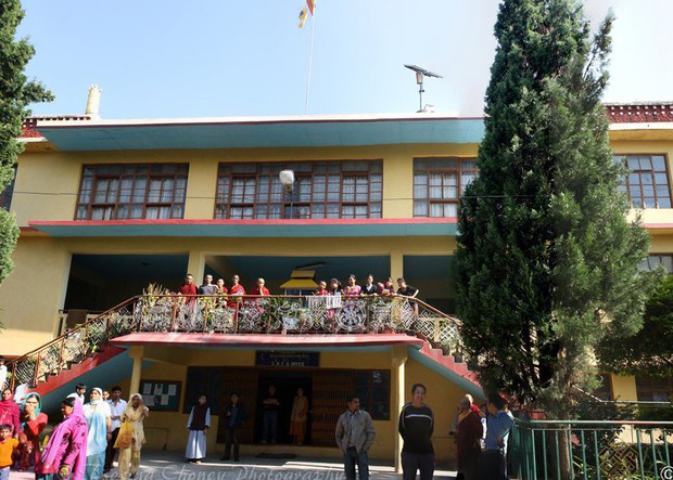 ས་རྰ་མཐོ་སློབ་དང་ཨེ་མོ་རི་བར་རིག་གཞུང་བརྗེ་ལེན་གྱི་ལས་རིམ་ཐེངས་༡༥པ།
