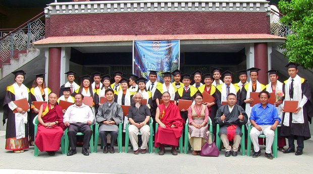 ས་རཱ་མཐོ་སློབ་ཏུ་བསླབ་པ་མཐར་སོན་གྱི་མཛད་སྒོ་གནང་བ། ས་རཱ་མཐོ་སློབ་ཏུ་བསླབ་པ་མཐར་སོན་གྱི་མཛད་སྒོ་གནང་བ།