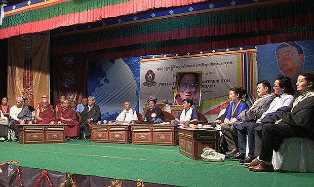 རྒྱལ་སྤྱིའི་དབུ་མའི་ལམ་མི་མང་ཚོགས་ཆེན་ཐེངས་དང་པོ་དེ་བཞུགས་སྒར་དུ་སྐོང་ཚོགས་གནང་བ། རྒྱལ་སྤྱིའི་དབུ་མའི་ལམ་མི་མང་ཚོགས་ཆེན་ཐེངས་དང་པོ་དེ་བཞུགས་སྒར་དུ་སྐོང་ཚོགས་གནང་བ།