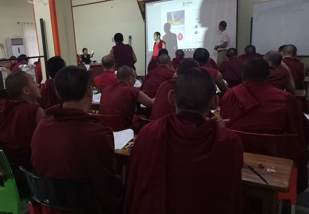 དགའ་ལྡན་ཤར་རྩེ་གྲྭ་ཚང་དུ་དབྱར་དུས་ཀྱི་ཚན་རིག་ཟབ་སྦྱོང༌། དགའ་ལྡན་ཤར་རྩེ་གྲྭ་ཚང་དུ་དབྱར་དུས་ཀྱི་ཚན་རིག་ཟབ་སྦྱོང༌།